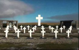 Vista general del Cementerio militar argentino con sus cruces y ermita en la localidad de Darwin. 