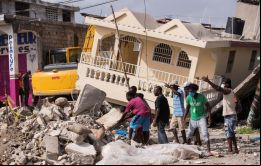 Haitianos desesperados roban suministros de los convoyes de ayuda
