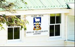 Los ocho  de la Asamblea Legislativa son en los hechos el gobierno autónomo de las Falklands a no ser por defensa, y relaciones exteriores pero en régimen de consulta