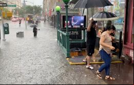 No sabíamos que los cielos se abrirían literalmente y llevarían el nivel del agua de las Cataratas del Niágara a las calles de Nueva York, dijo Hochul.