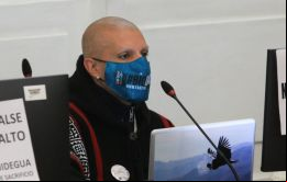 Con la cabeza rapada y sin cejas, Rojas Vade afirmó que estaba tomando un descanso de la quimioterapia en 2019