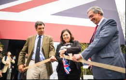 El presidente de la ARU, Germán Valdés, el ministro de Ganadería, Fernando Mattos, y la embajadora O'Connor inauguraron un pabellón algo diferente al de años anteriores. Foto: Sebastián Astorga