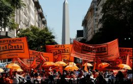 Manifestantes exigen salario mínimo mensual de AR $ 70.000