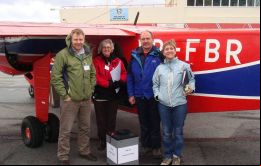 Uno de los aviones  que harán alguno de los circuitos de votación llevando una urna para recoger votos en lugares remotos 