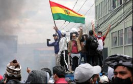 Los manifestantes se opusieron a un proyecto de ley por el cual el gobierno podría investigar los activos de cualquier ciudadano sin orden judicial.