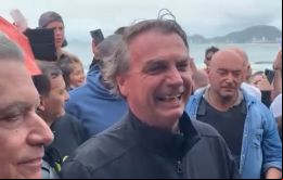 Antes de ir a la playa a pesar de la llovizna, el presidente había dado un paseo en motocicleta.