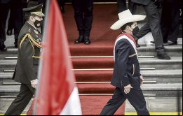 Castillo apoya al gabinete caviar al que se opone su partido
