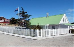 Gilbert House, sede del gobierno autónomo de las Falklands junto a la bandera de las Islas 