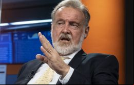 ¿Por qué un embajador actuaría como abogado defensor?
