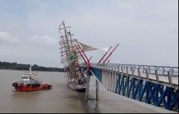 Personal de la armada ecuatoriana en el remolcador Altar asistió al buque de Brasil ante la emergencia, pero el remolcador se hundió en el río Guayas