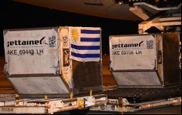 Uruguay vacunará primero a los locales y luego ofrecerá dosis de refuerzo a los extranjeros, explicó Delgado.
