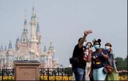 Los medios chinos dicen que unas 100.000 personas visitaron el parque el sábado y el domingo, y ahora todos deberán someterse a pruebas.