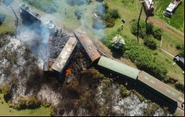 Un tren presentó pérdidas totales tras los ataques de grupos radicales, que luego los incendiaron