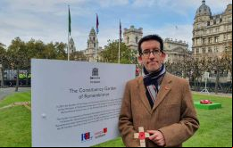Richard Hyslop con su espadín en cruz para marcar los cien años de Remembrance, en el Jardín frente al Parlamento en Londres