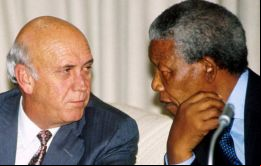 A pesar de poner fin al apartheid, De Klerk siguió siendo una figura controvertida en su país.