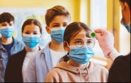 Incluso si están vacunados, los estudiantes deberán someterse a una prueba tres veces por semana.(Foto GETTY)