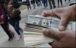 Los analistas prevén un cambio en el ritmo de la depreciación del peso cuando el BCRA ya no pueda costear sus políticas actuales