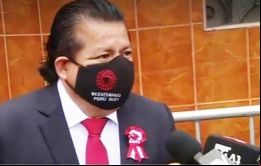 Pacheco dudó, pero finalmente tuvo que renunciar a la luz de la abrumadora evidencia que se hizo pública en su contra.