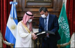Lo más importante es que nos aseguremos de que todos tengan  a las vacunas, explicó Al Saud.