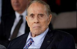 Dole se retiró de la política activa tras perder ante Clinton