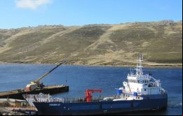 El Concordia Bay que une las islas mayores, Este y Oeste y brinda servicio de apoyo en las islas menores