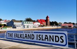 Según Infobae, el gobierno británico agradeció a Argentina la oferta pero dijo que el asunto había que hablarlo con el gobierno electo de las Falklands 