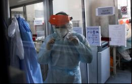 Un o cercano es cualquier persona que haya estado más de 15 minutos cara a cara con alguien infectado, a pesar de llevar una máscara, explicó Pizarro.