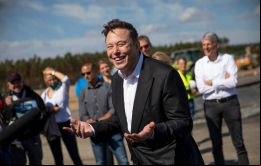 Musk ha utilizado las redes sociales para desafiar a los reguladores gubernamentales y políticos