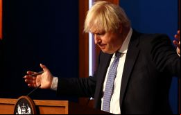 Johnson insistió en que las medidas son proporcionadas porque se acerca un gran pico de casos de Ómicron.