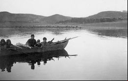 Keppel Island, al noroeste, donde sobre mediados del siglo XIX se levantó la primera misión religiosa que incluyó a de la población originaria de Tierra del Fuego, los Yaghan