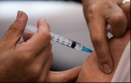 Los chilenos sin una tercera dosis son como no vacunados con respecto al pase de salud a partir del próximo año