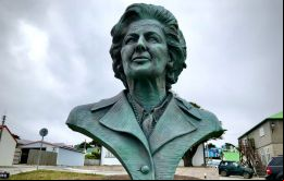 El busto de bronce frente al Secretariado del gobierno de las Falklands