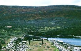 Las ruinas de un galpón depósito en Port Egmont, donde el Comodoro Byron reclamó las Falklands para Gran Bretaña en enero 1765 