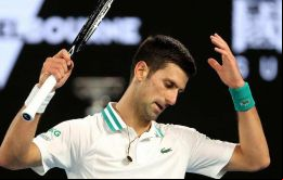 Mientras se revisa su caso, Djokovic se aloja en un hotel de cuarentena de Melbourne. (Foto: AFP)