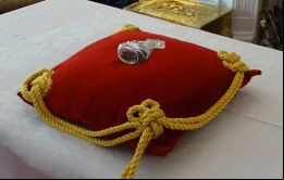 El almohadón rojo con filetes dorados y el pastillero con los granos de pimienta