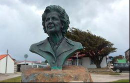 Legisladores electos de las Falklands depositaron una ofrenda floral al pie del busto que recuerda a Baronesa Thatcher
