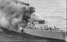 El destructor Tipo 42 Sheffield alcanzado por un Exocet en mayo de 1982
