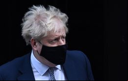 “Muchas naciones en toda Europa han soportado más confinamientos de invierno… pero este gobierno tomó un camino diferente”, explicó Johnson.