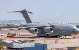 Un Boeing C-17 Globemaster III de la RAF aterrizó en Porto Alegre para repostar y partió al día siguiente hacia las Islas (Foto Aeroflap)