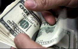 El dólar estadounidense también cayó en Brasil, pero en Argentina subió por el efecto Máximo