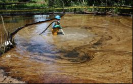 El petróleo ha contaminado las fuentes de agua y alimentos de cientos de comunidades indígenas