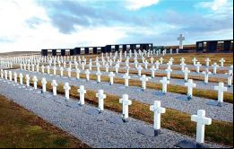 El cementerio militar argentino, próximo al asentamiento de Darwin donde se desarrollaron las actividades 