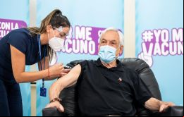 Piñera tomó su dosis mientras estaba de vacaciones a poco más de un mes de dejar el cargo