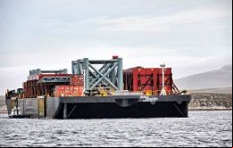 El muelle flotante originalmente montado por Premier Oil en 2014, pero sometido a las alteraciones en el valor del crudo que dilataron operaciones en el yacimiento de Sea Lion