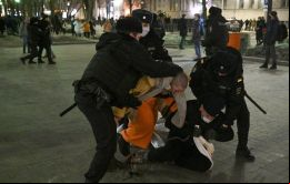 Reporteros y manifestantes plantearon un desafío a la narrativa del Kremlin, dijo Fly.