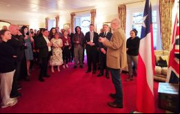 El Gobernador continuó describiendo a los chilenos como una parte vital e irremplazable de la comunidad de las Falklands. Foto: GH