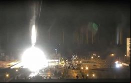 Imágenes de las cámaras de vigilancia muestran el aterrizaje de una bengala en la central nuclear de Zaporiyia durante un bombardeo