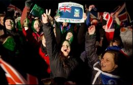 Las celebraciones en las Falklands, al mejor estilo continental,  al anunciarse los resultados del referendo 