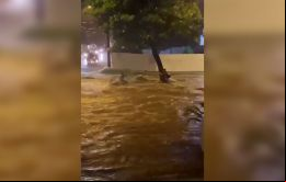 Varias familias también fueron evacuadas de sus casas.