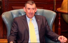 El legislador MLA Ian Hansen, el más veterano del Legislativo 